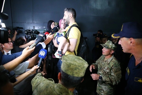 Beyrut Limanı'ndan ayrılan ilk gemi TCG Bayraktar Mersin Limanı'na ulaştı