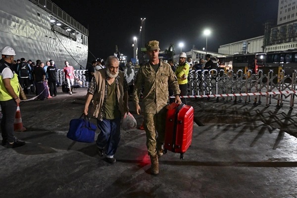 Lübnan'dan tahliye edilen sivilleri taşıyan TCG Sancaktar da Mersin'e ulaştı